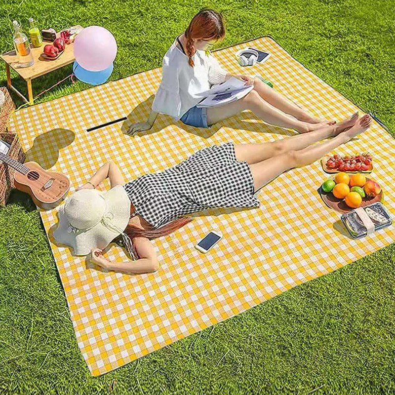 잔디 위의 피크닉 담요